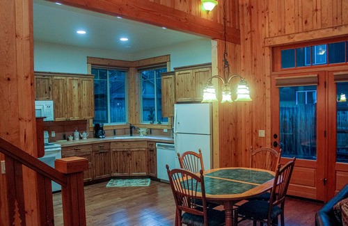 Sisters Cabin | Cozy Pine Grove Cabin in Sisters, Oregon - Guest Rated 10/10