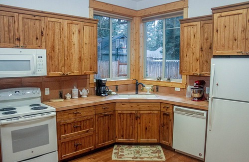 Sisters Cabin | Cozy Pine Grove Cabin in Sisters, Oregon - Guest Rated 10/10