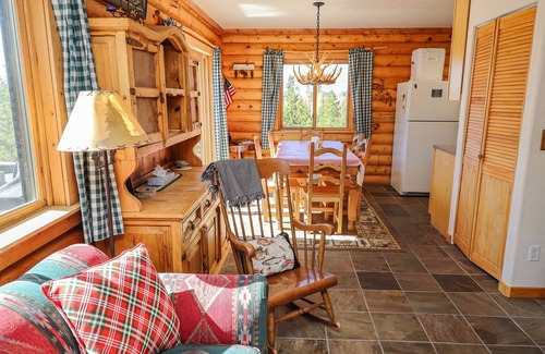 Grand Lake Cabin | Ideal Pine Harbor Log Cabin: Pet-Friendly Retreat Awaits