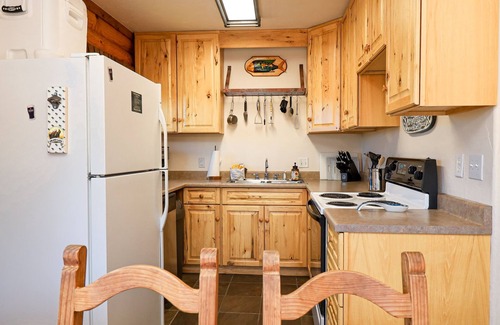 Grand Lake Cabin | Ideal Pine Harbor Log Cabin: Pet-Friendly Retreat Awaits