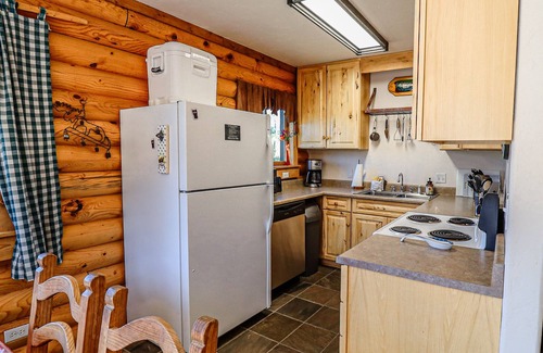 Grand Lake Cabin | Ideal Pine Harbor Log Cabin: Pet-Friendly Retreat Awaits
