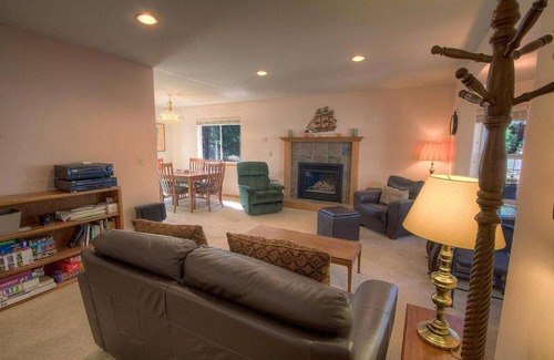 Pioneer Trail House | Discover Pine Haven: Ideal Lake Tahoe Getaway with Kitchen