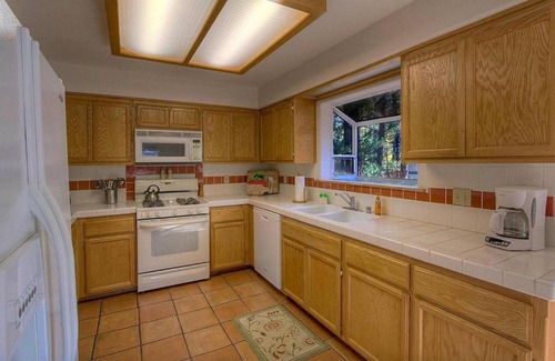 Pioneer Trail House | Discover Pine Haven: Ideal Lake Tahoe Getaway with Kitchen