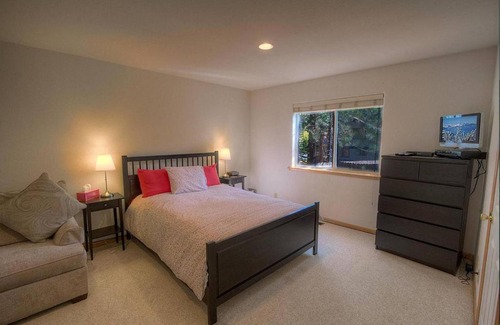 Pioneer Trail House | Discover Pine Haven: Ideal Lake Tahoe Getaway with Kitchen