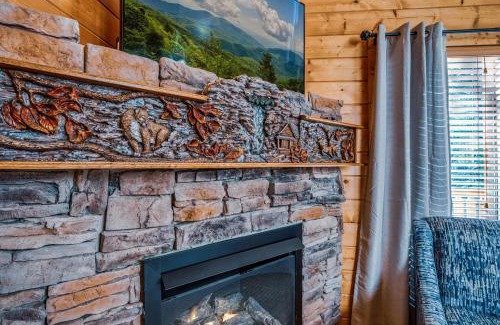 Pigeon Forge House | Discover Pine Haven Hollow: Family-Friendly with Pool & Hot Tub