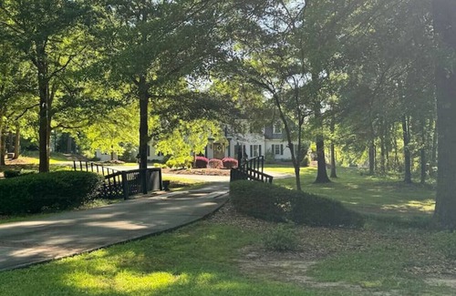 Griffin House | Relaxing Retreat at Pine Hill Estate with Family Amenities