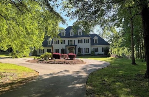 Griffin House | Relaxing Retreat at Pine Hill Estate with Family Amenities