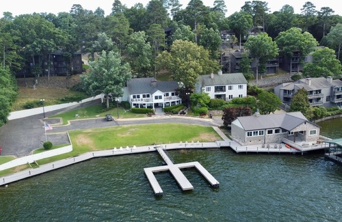 Lake Hamilton House | Unforgettable Stay at Pine Hill Estates with Private Docks