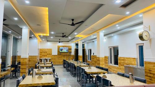 Rajgarhi Hotel | Discover Pine Hills Resort: Family-Friendly Dining Awaits
