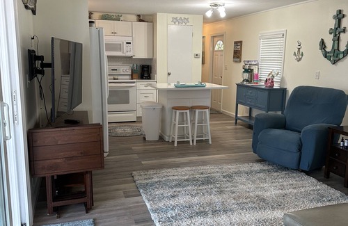 Flamingo Bay House | Pine Island Retreat: Cozy 2/2 on the Canal with Pool
