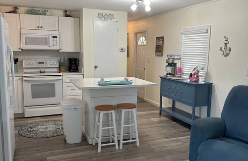 Flamingo Bay House | Pine Island Retreat: Cozy 2/2 on the Canal with Pool