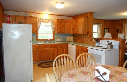 Damariscotta Cottage | Pet-Friendly Pine Knoll Cottage with Scenic Pemaquid Lake Views