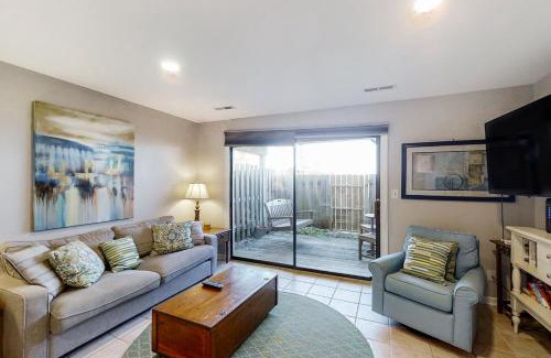 Pine Knoll Shores Apartment | Family-Friendly Pine Knoll Townes with Pool & Perfect Score