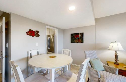 Pine Knoll Shores Apartment | Family-Friendly Pine Knoll Townes with Pool & Perfect Score