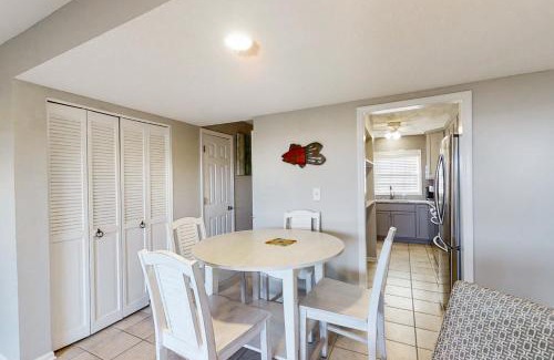 Pine Knoll Shores Apartment | Family-Friendly Pine Knoll Townes with Pool & Perfect Score