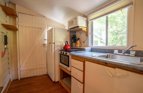 Gravenhurst Cottage | Relaxing Pine Lake 1-Bedroom Cottage #1 "White Pine"