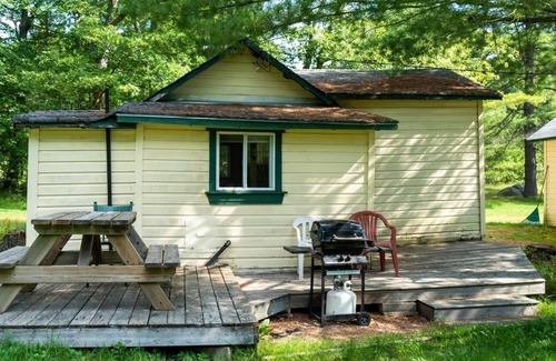 Gravenhurst Cottage | Relaxing Pine Lake 1-Bedroom Cottage #1 "White Pine"