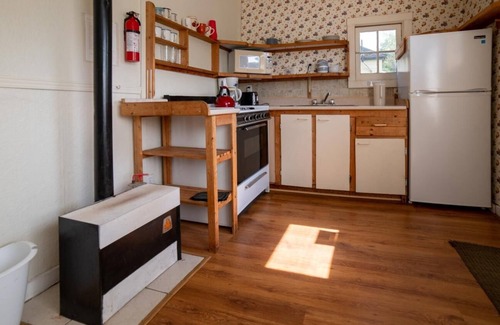 Gravenhurst Cottage | Pet-Friendly 2-Bedroom Cottage at Pine Lake Resort