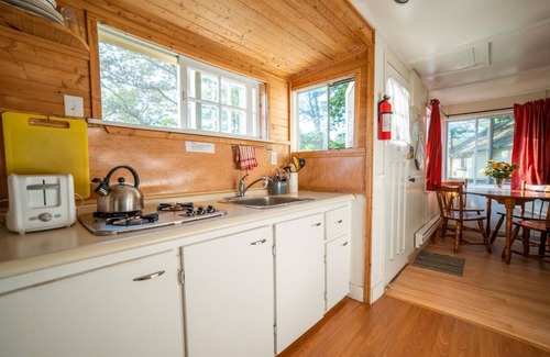 Gravenhurst Cottage | Cozy Pine Lake Cottage #3 "Sugar Pine" - Family & Pet Friendly