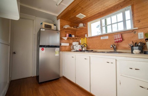 Gravenhurst Cottage | Cozy Pine Lake Cottage #3 "Sugar Pine" - Family & Pet Friendly
