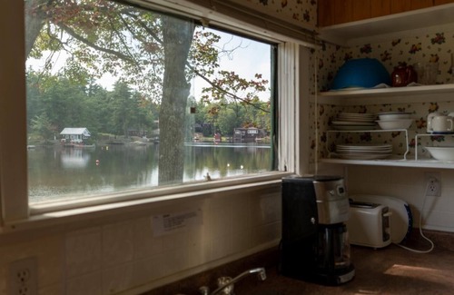 Gravenhurst Cottage | Cozy Retreat at Pine Lake: Studio Cottage #8 "Jack Pine"