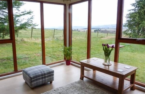 Dingwall Cottage | Family-Friendly Pine Lodge with Garden in Culbokie