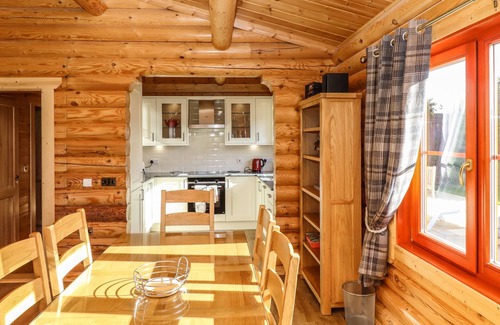 Castle Bytham Cottage | Family-Friendly Pine Lodge with Pool in Greetham, Rutland
