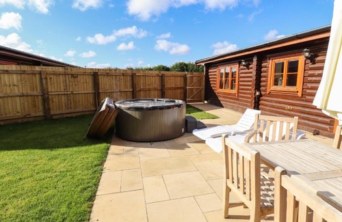 Castle Bytham House | Elegant Pine Lodge: Guest Rated 9.8 with Pool Access