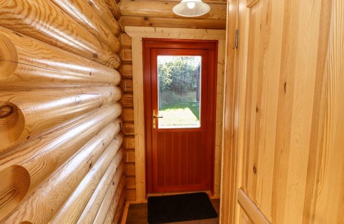 Castle Bytham House | Elegant Pine Lodge: Guest Rated 9.8 with Pool Access