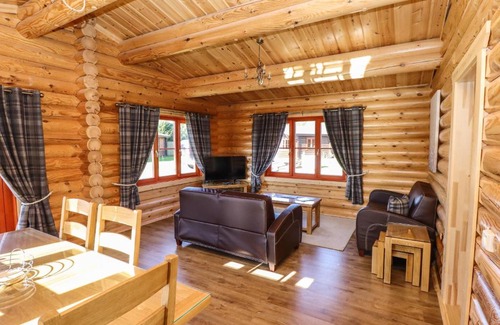 Castle Bytham House | Elegant Pine Lodge: Guest Rated 9.8 with Pool Access