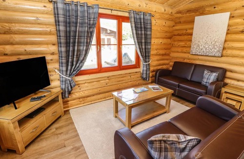 Castle Bytham House | Elegant Pine Lodge: Guest Rated 9.8 with Pool Access