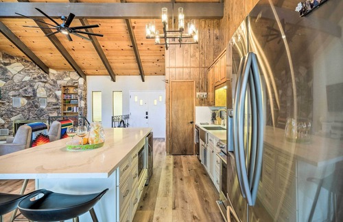 Groveland Cottage | Relaxing Pine Mountain Cabin with Hot Tub Near Marina