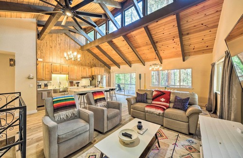 Groveland Cottage | Relaxing Pine Mountain Cabin with Hot Tub Near Marina