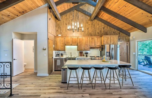 Groveland Cottage | Relaxing Pine Mountain Cabin with Hot Tub Near Marina