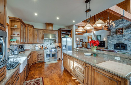 Pine Mountain Club Cottage | Cozy Pine Mountain Club Cabin with Private Deck & Views