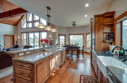 Pine Mountain Club Cottage | Cozy Pine Mountain Club Cabin with Private Deck & Views