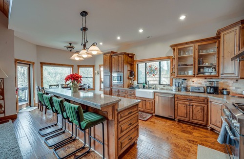 Pine Mountain Club Cottage | Cozy Pine Mountain Club Cabin with Private Deck & Views