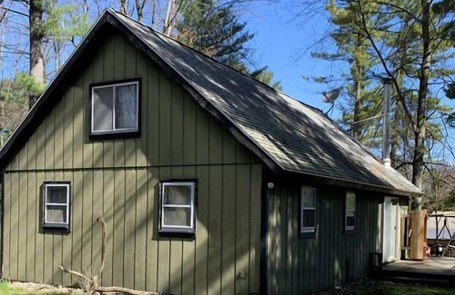 West Branch Cottage | Pine Needle Cottage (West Branch, MI): Pet Friendly!