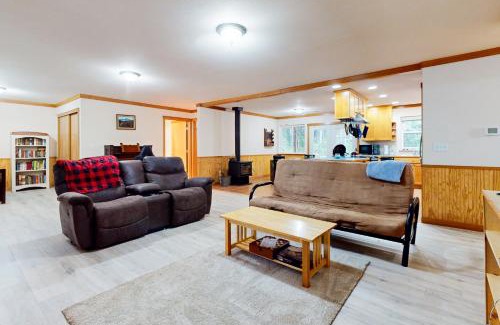 Port Orchard House | Explore Pine Palisades: Family and Pet Friendly Retreat