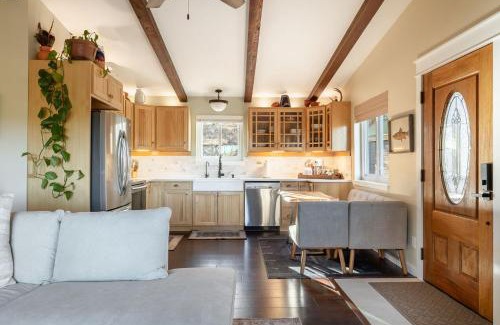 Bailey House | Cozy Mountain Cabin Retreat with Stunning Views