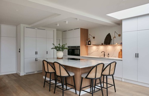 West Hill House | Relaxing Pine Reflections with Spa and Family Amenities