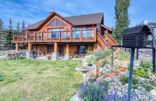 East Kootenay House | Cozy Pine Ridge Log Home with Lake View & Pet-Friendly Perks