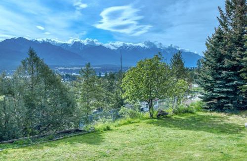 East Kootenay House | Cozy Pine Ridge Log Home with Lake View & Pet-Friendly Perks