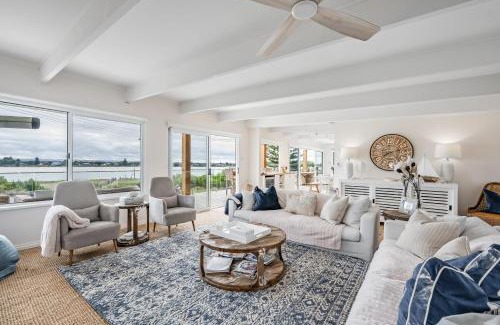 Nangkita House | Pine River Waterfront: Pet-Friendly Retreat with WIFI