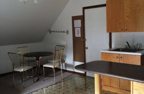 Fly Creek Apartment | Pine Row Manor Studio: Ideal for Families and Pets