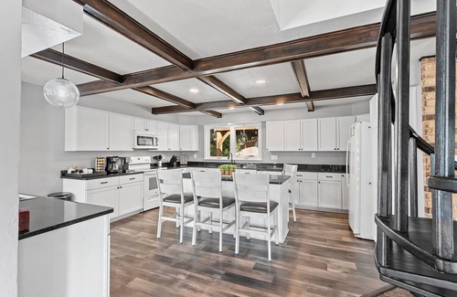 Green Bay House | Guest Rated 10/10: Pine Terrace Retreat with Hot Tub & Spa