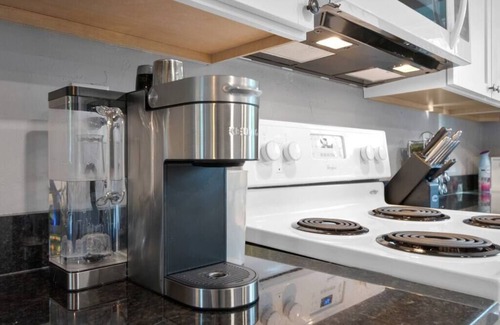 Green Bay House | Guest Rated 10/10: Pine Terrace Retreat with Hot Tub & Spa