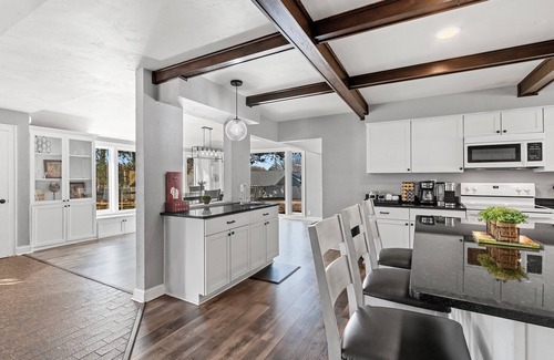 Green Bay House | Guest Rated 10/10: Pine Terrace Retreat with Hot Tub & Spa