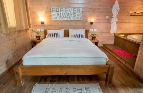 Ramot Cabin | Relax at Pine Tree Cabin: Pet-Friendly with Pool & Hot Tub