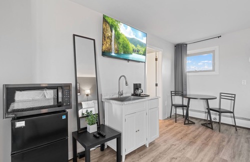 Virginia Hotel | Discover Comfort at Pine View Inn with Pool & Spa Access